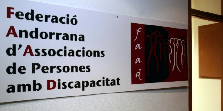 Cartel de la Federació d’Associacions de Persones amb Discapacitat (FAAD), situada a Andorra la Vella.