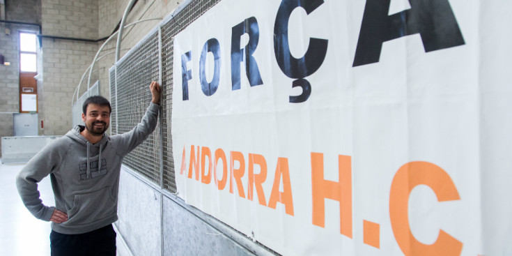 Roger Corral al costat d’una pancarta de suport a l’Andorra HC situada en un dels gols de la pista de pavelló Comunal, la casa del club, ahir.