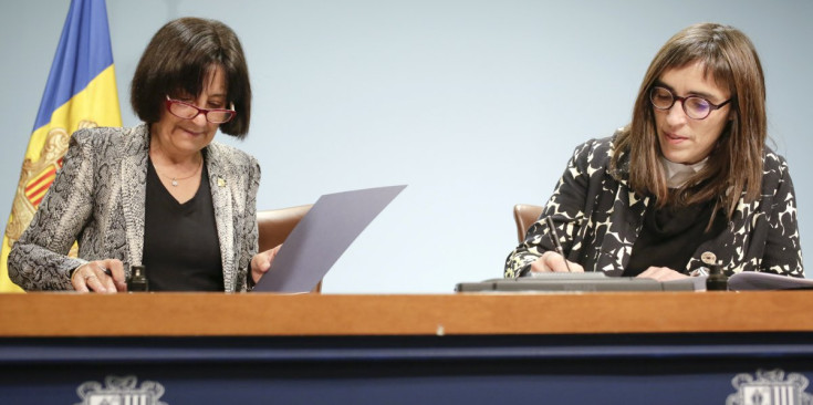 Signatura del conveni entre Rosa Ferrer i Deborah Ribas, ahir.