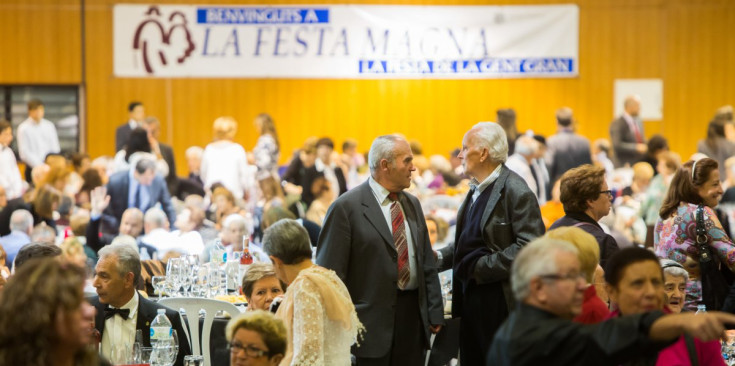 De peu, a l’esquerra, el president de la gent gran, Simó Duró, ahir al dinar de la Festa Magna a Encamp.