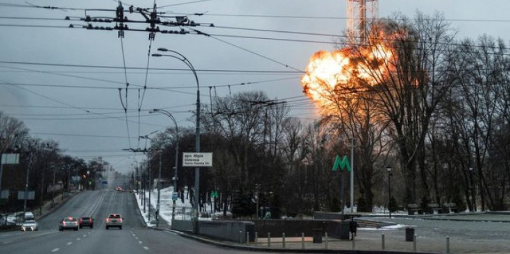 Una torre de televisió crema després del primer atac anunciat de Moscou sobre Kíev, ahir a la tarda.