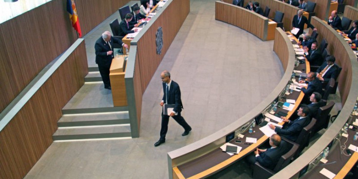 Antoni Marí es dirigeix vers l’estrada per intervenir davant de Consell.