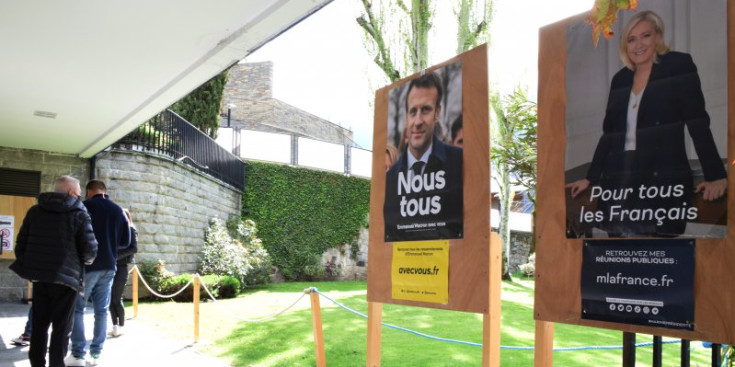 Residents francesos exercien el seu dret a vot a l’ambaixada, aquest diumenge passat.