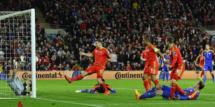 El moment del primer gol de Gal·les, ahir a Cardiff.