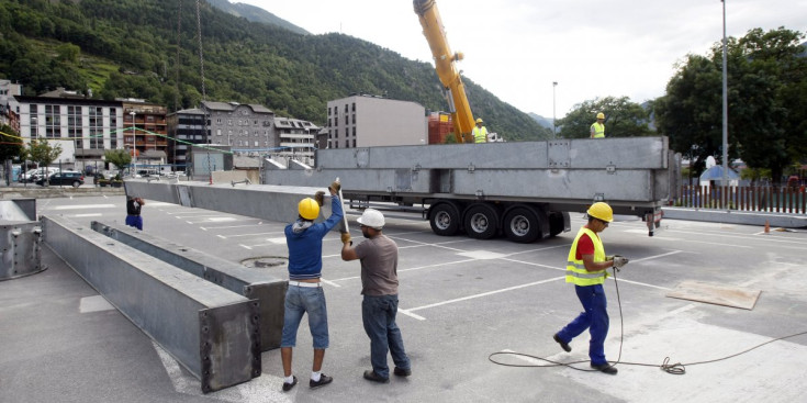 Uns tècnics treballen en la construcció, a Escaldes-Engordany.