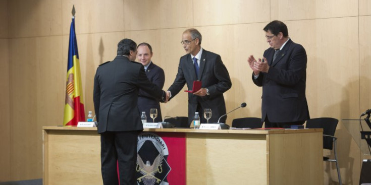 Xavier Espot, Antoni Martí i Francesc Tarroch, durant l’acte de lliurament d’insignies, ahir al Centre de Congressos d’Andorra la Vella.