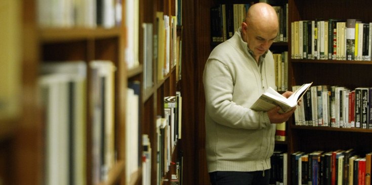 L’escriptor Albert Villaró fulleja un llibre a la Biblioteca Nacional, en una imatge d’arxiu.