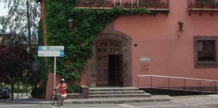 Façana principal de l’edifici administratiu de l’Ajuntament de la Seu d’Urgell.
