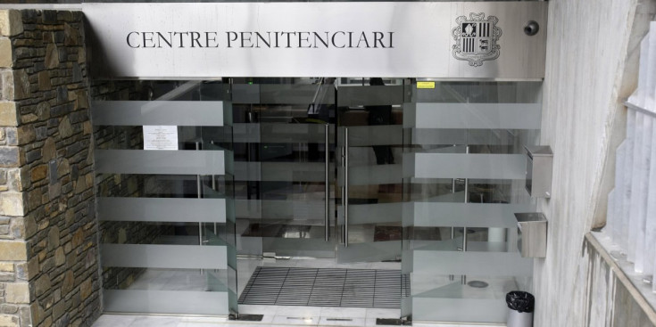 Porta d’accés al Centre Penitenciari del Principat, ubicat a la Comella.