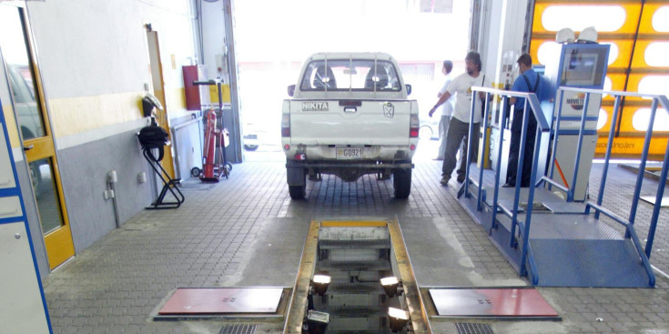 Un vehicle, en ple procés de la inspecció tècnica.