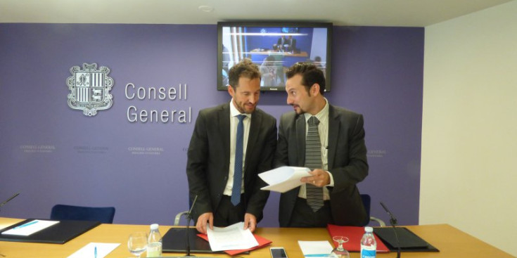 López i Alís repassen els documents abans d’iniciar la roda de premsa per presentar la proposició de llei.