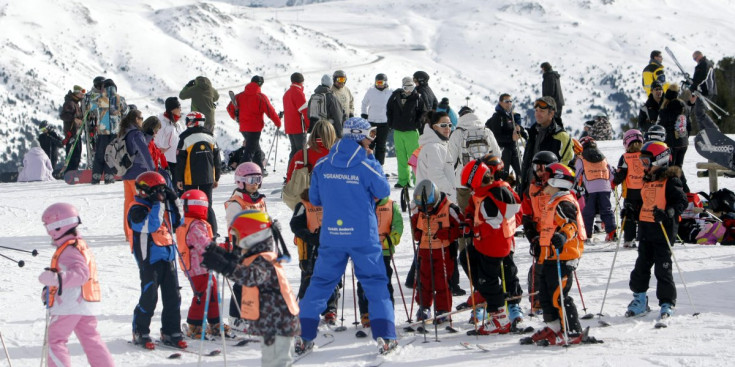 Uns escolars practicant l'esquí.
