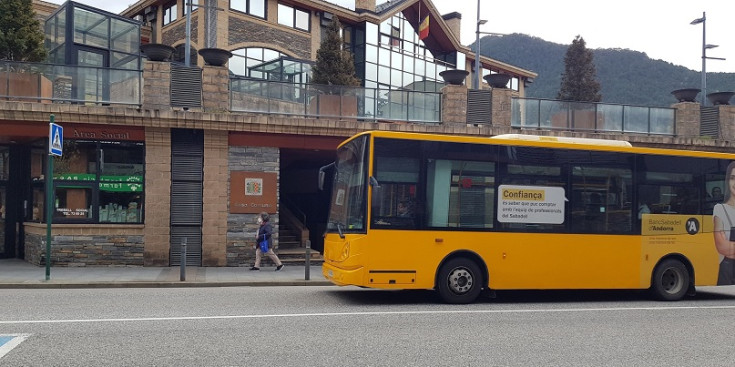 Un bus, al seu pas per la Massana.