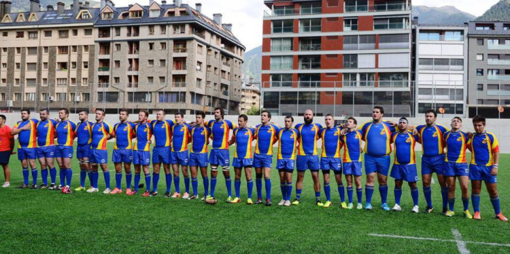Els isards canten l’himne d’Andorra, en un partit anterior a l’Estadi Nacional.