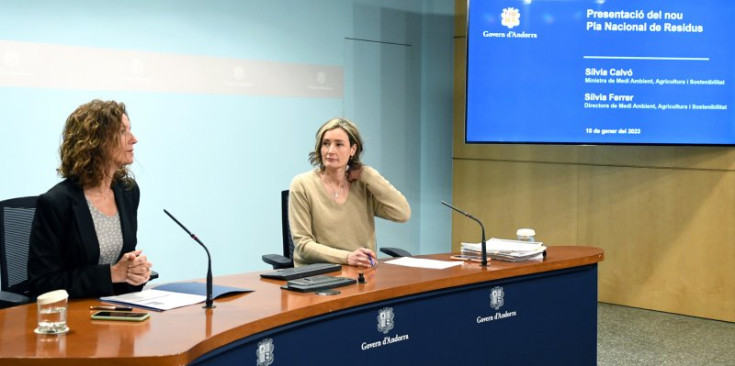 La ministra de Medi Ambient, Agricultura i Sostenibilitat, Sílvia Calvó, i la directora de Medi Ambient i Sostenibilitat, Sílvia Ferrer, a la roda de premsa d’ahir.