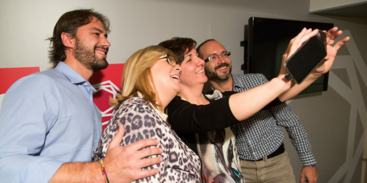 Els candidats a cònsol major per les tres parròquies i el secretari del PS, David Rios, fan un ‘selfie’, ahir