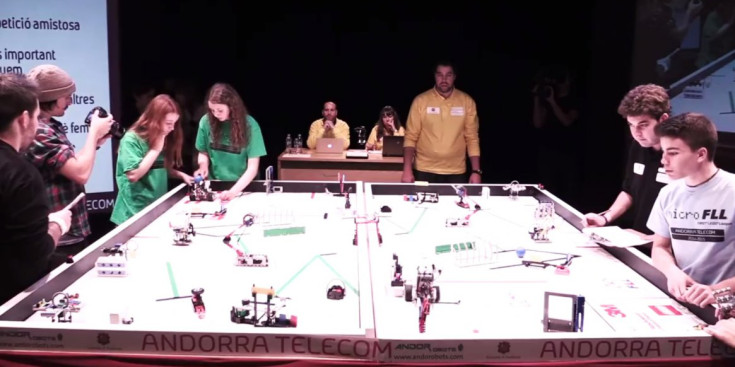 Els equips de la 1a Micro First Lego League mostren els robots.