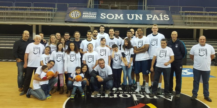Membres i participants de l’Associació per la Síndrome de Down a Andorra, amb l’equip del MoraBanc.