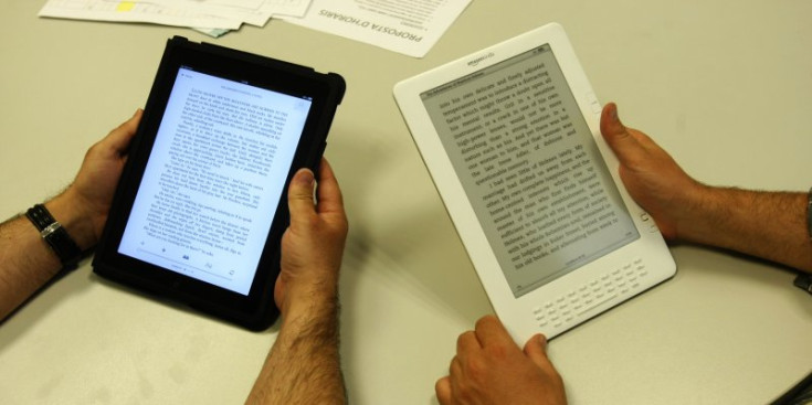 Dues persones sostenen un iPad i un e-book