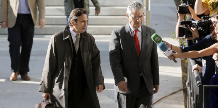 Josep Pujol surt de declarar acompanyat del seu advocat.
