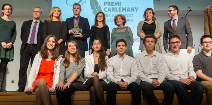 Jordi Ortiz, amb el premi Carlemany a la mà, acompanyat per la ministra de Cultura (a la seva dreta) i part del jurat jove, ahir.