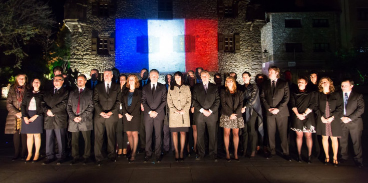 Minut de silenci a la Casa de la Vall amb la bandera de França de fons, ahir, amb els consellers generals.
