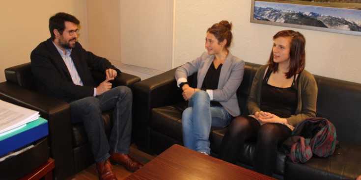 L’alcalde de la Seu d’Urgell, Albert Batalla, en la trobada amb la dues joves voluntàries.