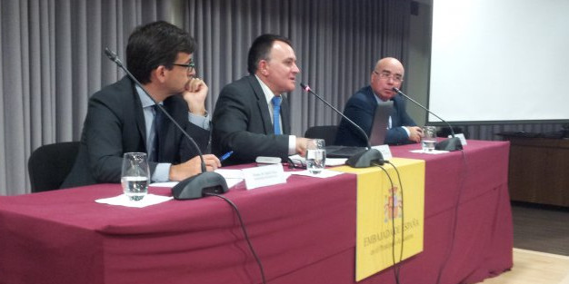Cinca, a l’esquerra, amb Arriola al centre i l’ambaixador espanyol a Andorra, Manuel Montobbio, ahir.