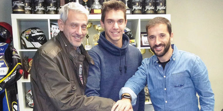 Xavi Cardelús pare i fill i Raúl Jara, Team Manager de Promoracing, en la signatura del contracte de renovació.