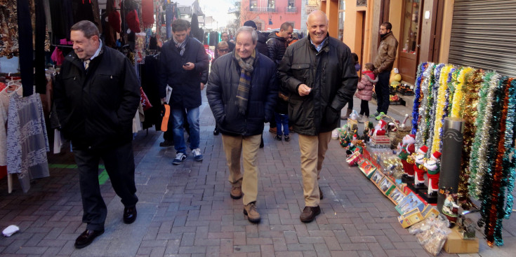 Josep Ignasi Llorens passeja pel mercat setmanal de la Seu d’Urgell.