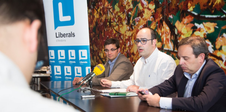 El secretari general de Liberals d’Andorra, Amadeu Rossell (al centre), en una compareixença del partit.