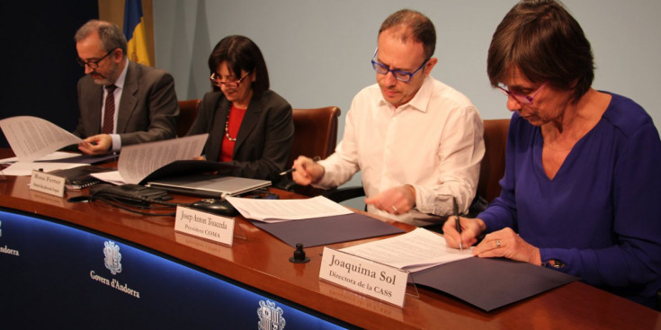 Ferrer, Touceda i Sol signant el conveni de reestructuració.