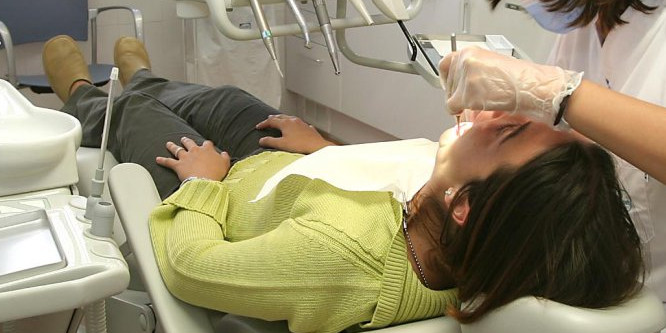 Una pacient revisa la seva salut dental.