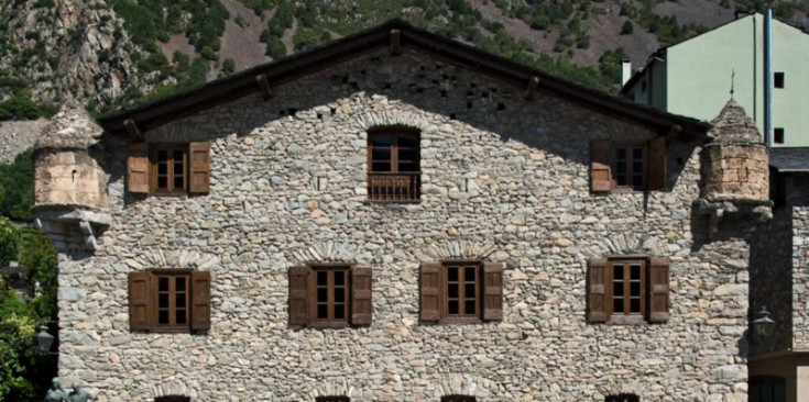 Imatge de la façana de la Casa de la Vall.