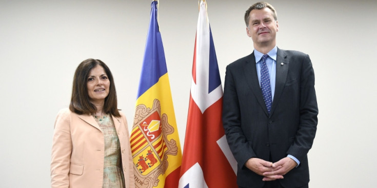 La ministra d'Afers Exteriors, Imma Tor, i l'ambaixador del Regne Unit a Andorra, Hugh Elliott.
