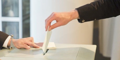 Una electora exerceix el seu dret a vot.