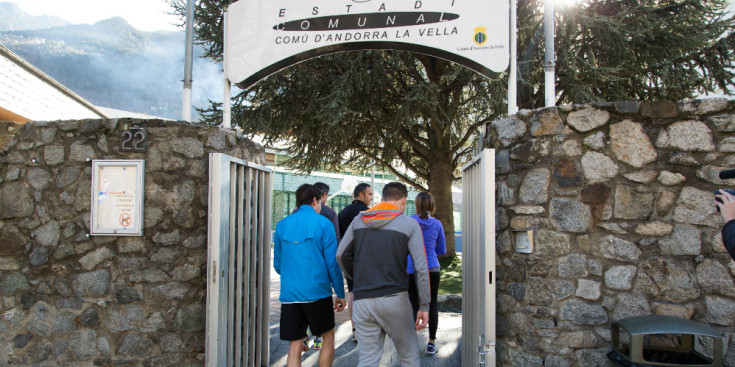 Els integrants de DA candidats al Comú d'Andorra la Vella entren a l'Estadi Comunal.