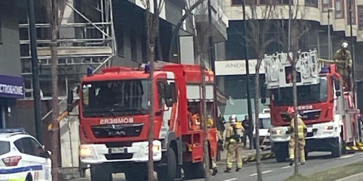 Imatge del camió de bombers a l'avinguda Tarragona.