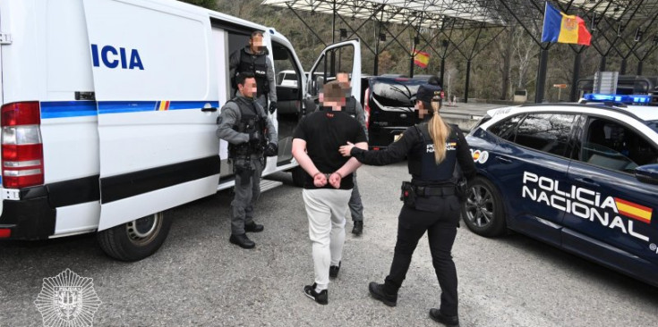 Imatge del moment en què la Policia Nacional espanyola entrega els detinguts a la Policia Andorrana.