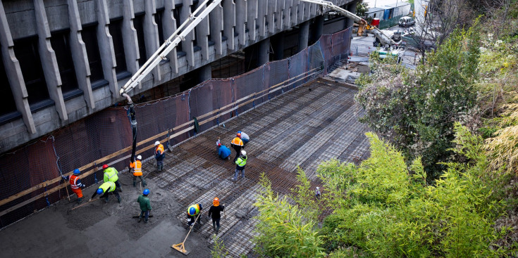 Els treballs per col·locar el ciment sobre les bigues del viaducte.