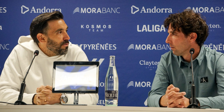 Eder Sarabia i Jaume Nogués durant la roda de premsa de comiat del tècnic, aquest migdia.