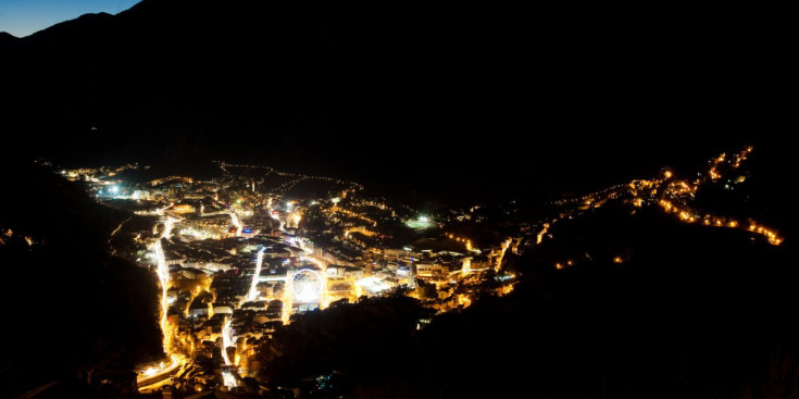 Vista panoràmica d’Andorra amb els habitatges i comerços il·luminats.