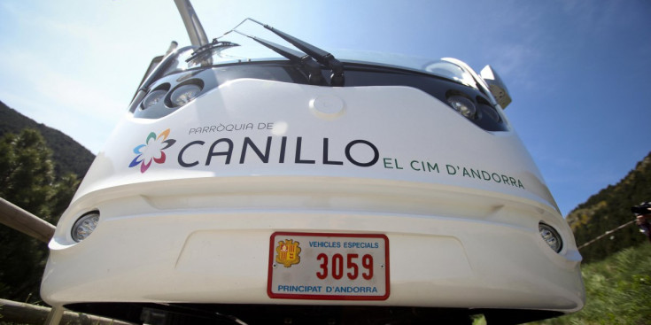 Un cotxe elèctric a la carretera de la Vall d’Incles, a la parròquia de Canillo.