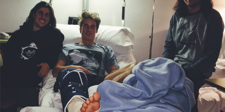 Scott Jordan –al centre– a l’hospital amb dos amics, ahir.