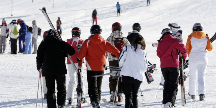 Un grup d’esquiadors russos preparats per practicar l’esport blanc en unes pistes de l’estació de Vallnord.