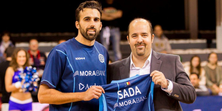 Gorka Aixàs, a la dreta, amb Víctor Sada i la samarreta commemorativa dels 400 partits del jugador a l’ACB.