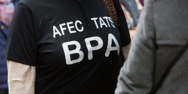 Una dona vesteix una samarreta dels afectats pel ‘cas BPA’, durant la concentració del maig a Escaldes.