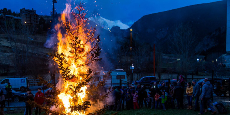 L’arbre cremant a la tradicional festa celebrada a Canillo ahir.