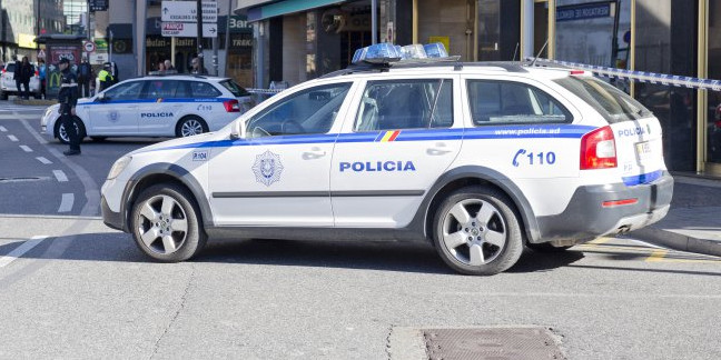 Dos cotxes de policia en un control a Andorra la Vella.