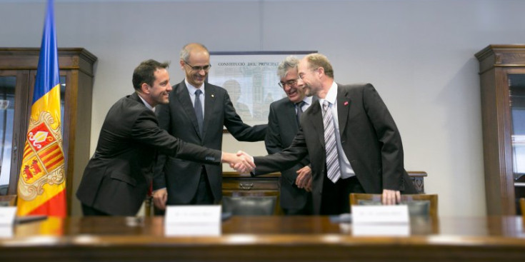 Pere López (PS), el cap de Govern, Toni Martí, Ladislau Baró (DA) i Víctor Naudi (SDP) encaixen les mans, ahir.